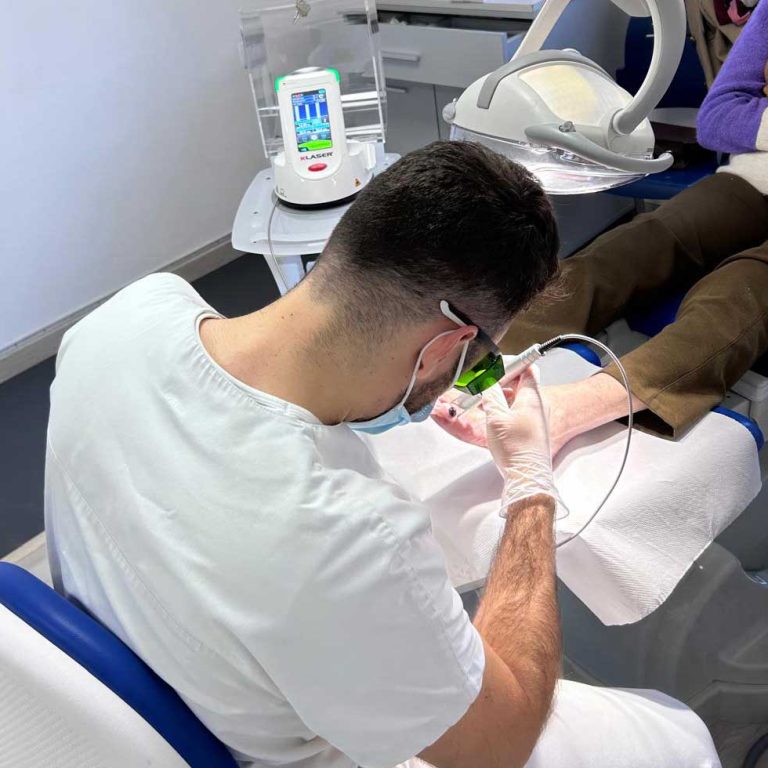 Roger Pons, podòleg de Podologia Balmes 74, realitzant un tractament podològic professional al peu d’un pacient a la clínica d’Igualada.